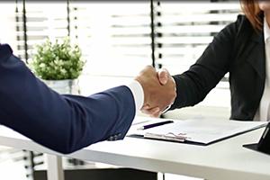 hand shake between agent and customer